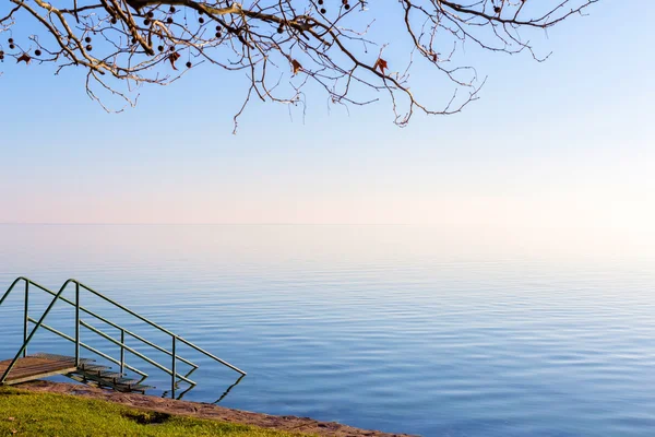 Paisagem de um lago — Fotografia de Stock