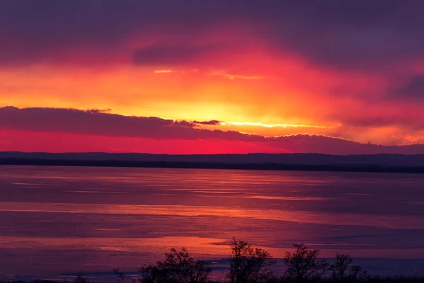 Bela luz do pôr do sol no lago de inverno — Fotografia de Stock