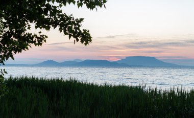 Macaristan Balaton Gölü üzerinde gündoğumu