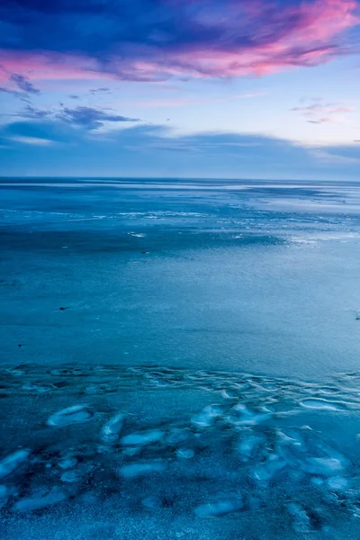 Paisagem de inverno sobre o lago Balaton da Hungria — Fotografia de Stock