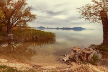 Macaristan'da Balaton Gölü üzerinden manzara