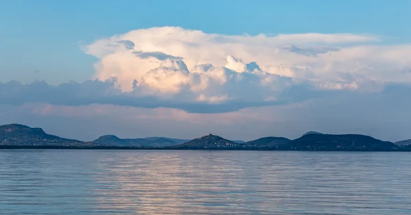 Krajobraz z jeziorem Balaton na Węgrzech — Zdjęcie stockowe