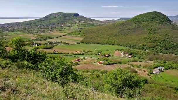 Красивый зеленый пейзаж из Венгрии с вулканами — стоковое видео