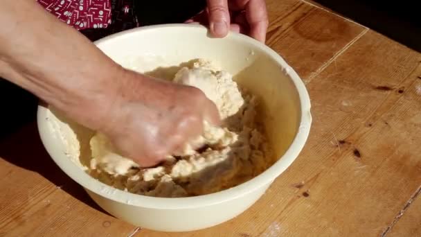 Zelfgemaakte deeg op de keuken — Stockvideo