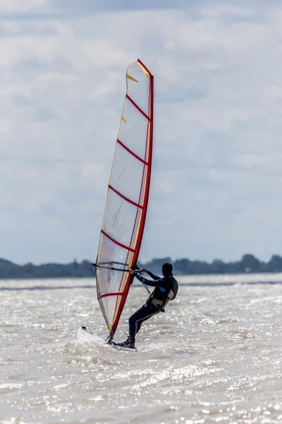 Surfare på sjön — Stockfoto