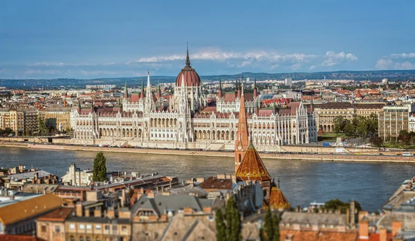 Budapester Parlament an einem sonnigen Tag — Stockfoto