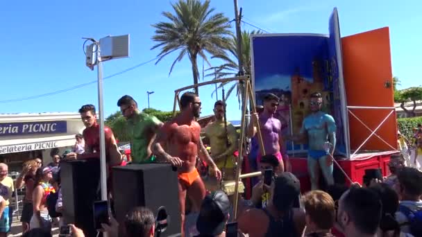레즈비언, 게이, 양성 애자 및 트랜스 젠더 시체스, 스페인의 거리에서 사람들의 자존심 — 비디오
