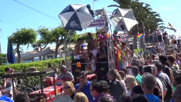 Orgullo de las personas lesbianas, gays, bisexuales y transgénero en las calles de Sitges, España — Vídeos de Stock