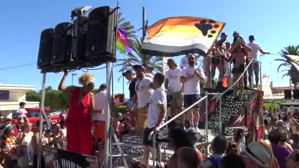 Büszkesége a leszbikus, meleg, biszexuális és transznemű emberek az utcán, Sitges, Spanyolország — Stock videók