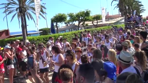 Orgullo de las personas lesbianas, gays, bisexuales y transgénero en las calles de Sitges, España — Vídeos de Stock