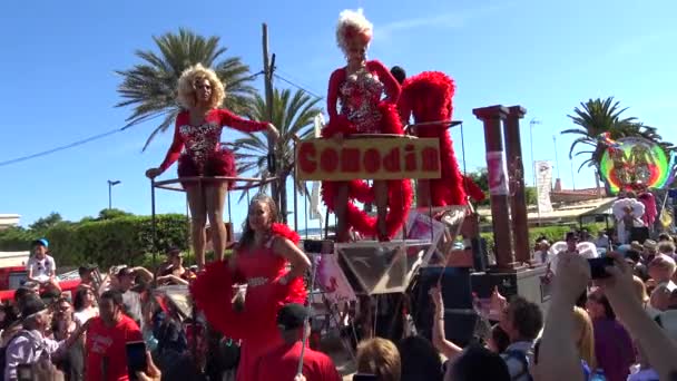 Trots van de lesbian, gay, bisexual en transgender mensen in de straten van Sitges, Spanje — Stockvideo