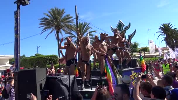 Orgoglio delle persone lesbiche, gay, bisessuali e transgender per le strade di Sitges, Spagna — Video Stock