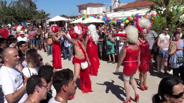 Orgullo de las personas lesbianas, gays, bisexuales y transgénero en las calles de Sitges, España — Vídeos de Stock