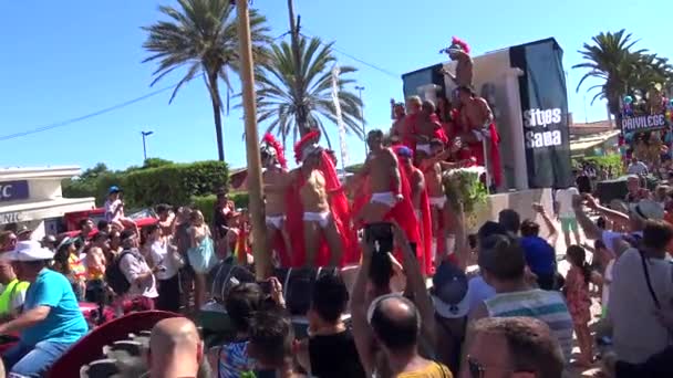 Orgullo de las personas lesbianas, gays, bisexuales y transgénero en las calles de Sitges, España — Vídeos de Stock