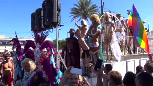 Orgullo de las personas lesbianas, gays, bisexuales y transgénero en las calles de Sitges, España — Vídeo de stock