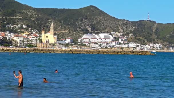 Playa en el pequeño pueblo de Sitges en España — Vídeos de Stock