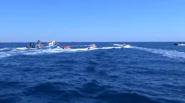 Balıkçıtekneleri ile Virgin del Carmen (denizcilerin azizi) geleneksel deniz alayı