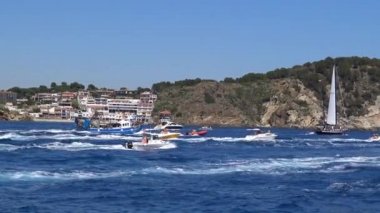 Balıkçıtekneleri ile Virgin del Carmen (denizcilerin azizi) geleneksel deniz alayı