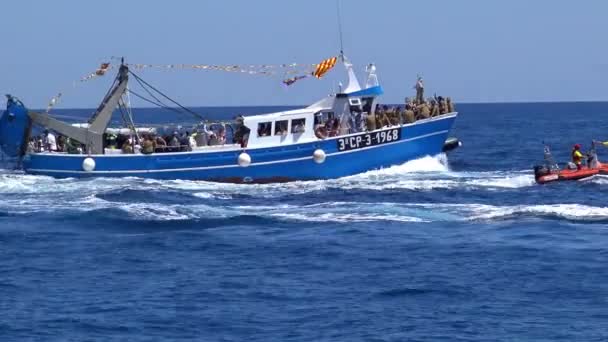A hagyományos hajózási felvonulás a Virgin del Carmen (Szent hajósok) a fisherboats — Stock videók