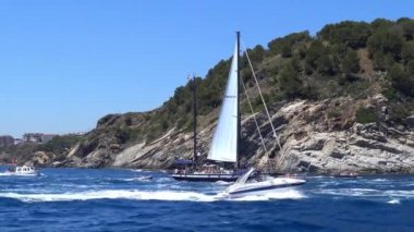 Balıkçıtekneleri ile Virgin del Carmen (denizcilerin azizi) geleneksel deniz alayı