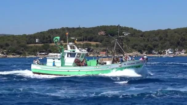 A hagyományos hajózási felvonulás a Virgin del Carmen (Szent hajósok) a fisherboats — Stock videók