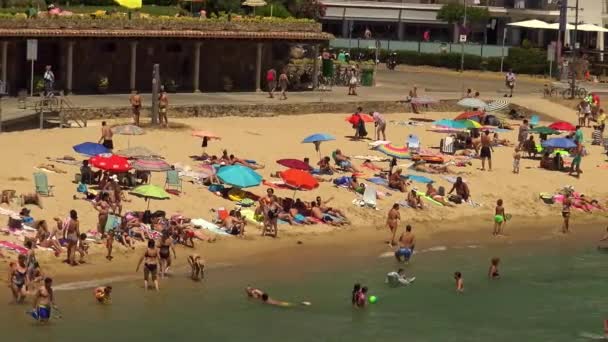 Stranden vid den lilla byn Sant Antoni de Calonge (Costa Brava) i Spanien — Stockvideo