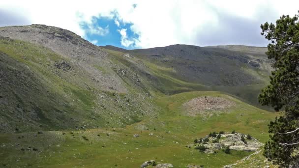 Время вышло из Валь-де-Нурия, долины в горах Пиренеев Испании — стоковое видео