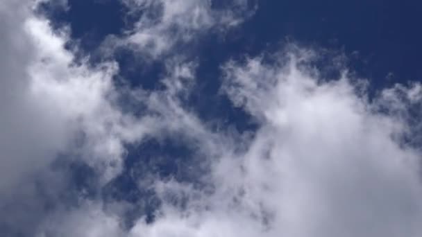 Nubes móviles y cielo azul — Vídeo de stock