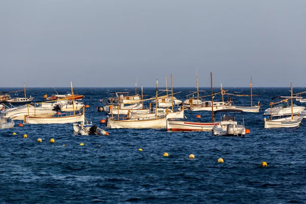 Łodzie w pl ocean Tamariu — Zdjęcie stockowe