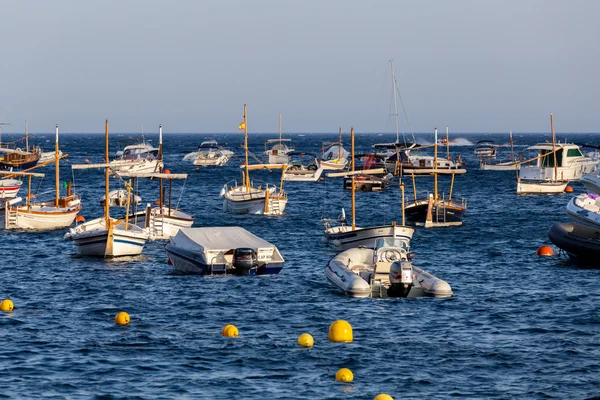 Boats in the ocean en Tamariu — Stock Photo, Image