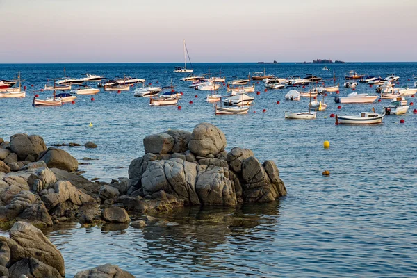 Łodzie w pl ocean Tamariu — Zdjęcie stockowe