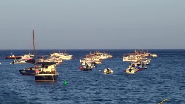 船在海洋 en 塔 （布拉瓦海岸，加泰罗尼亚，西班牙小村马留) — 图库视频影像