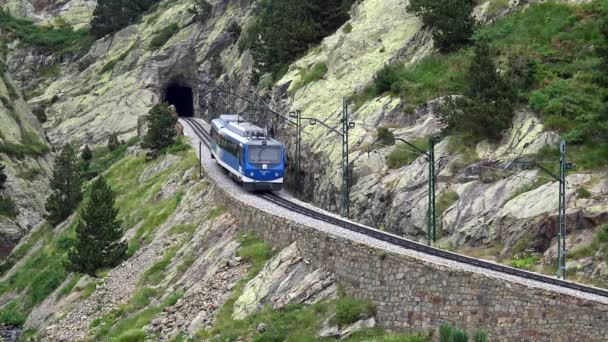 Ferrocarril Cogwheel en el valle de Nuria Pirineos Catalanes — Vídeos de Stock