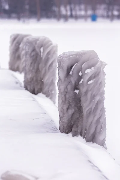 Dia frio de inverno com muitos gelo no porto no lago Balaton — Fotografia de Stock