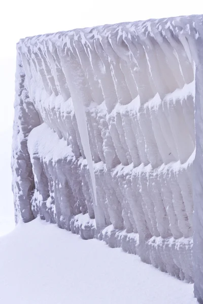 Froid journée d'hiver avec beaucoup de glace sur le port sur le lac Balaton — Photo