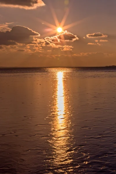 Bela luz do pôr do sol no lago de inverno Balaton — Fotografia de Stock