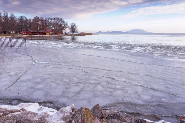 Заморожені озера Балатон Угорщини — стокове фото