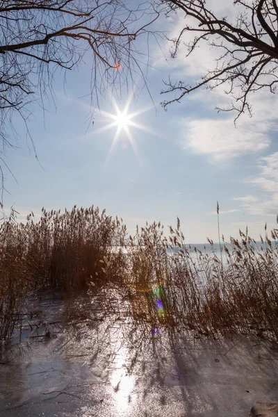 얼어붙은 호수에 아름 다운 석양 — 스톡 사진