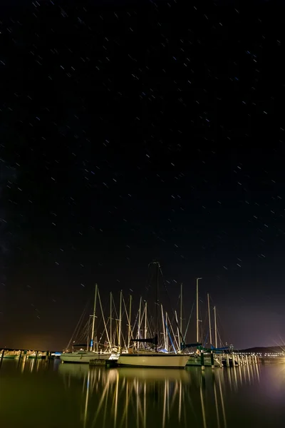 Segelboote im Hafen auf dem See — Stockfoto