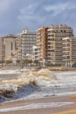 Güçlü okyanus dalgaları, Costa Brava 'daki İspanyol köyü Sant Antoni de Calonge' da rüzgarlı bir günde kırılıyor.
