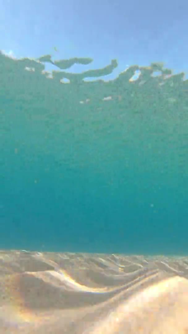 西班牙科斯塔布拉瓦海滩上透明的蓝色海水 作为移动背景的垂直镜头 — 图库视频影像