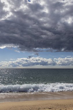 Akdeniz üzerinde dramatik bulutlar, İspanya 'da Costa Brava