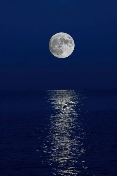 Riflessione Sulla Luna Piena Sul Mare Serale Costa Brava Spagnola — Foto Stock