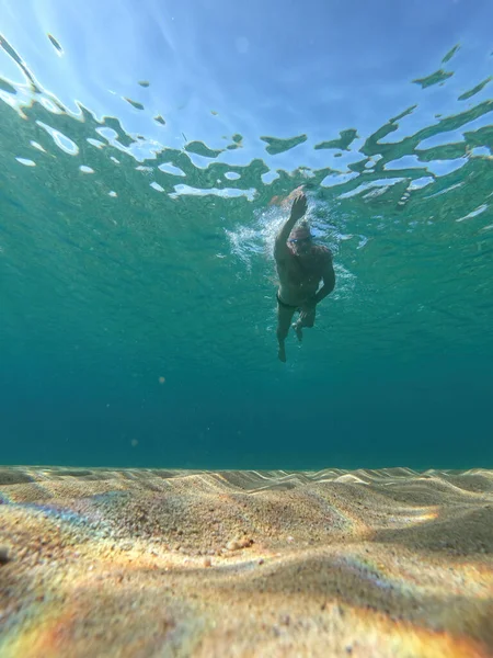 Hombre Deportivo Nadando Agua Mar Clara Costa Brava Española Verano — Foto de Stock