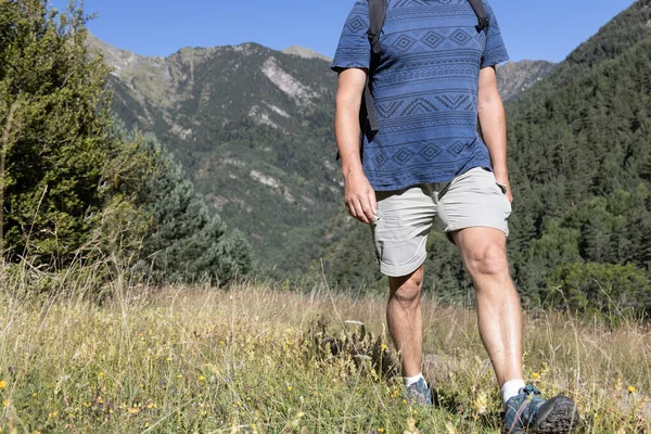 Turista Caucásico Mediana Edad Caminando Por Montaña Los Pirineos Españoles — Foto de Stock