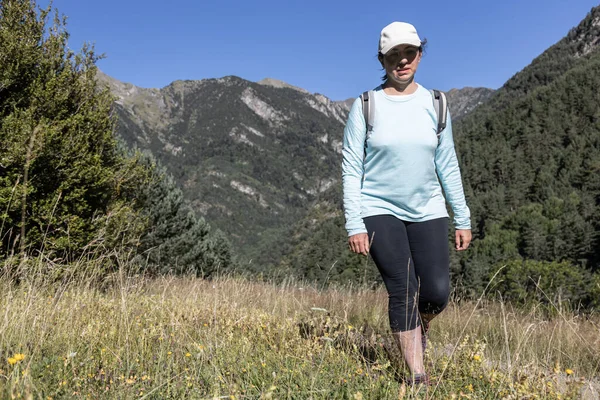 Young Tourist Woman Walking Spanish Pyrenees Mountain — Stock Photo, Image