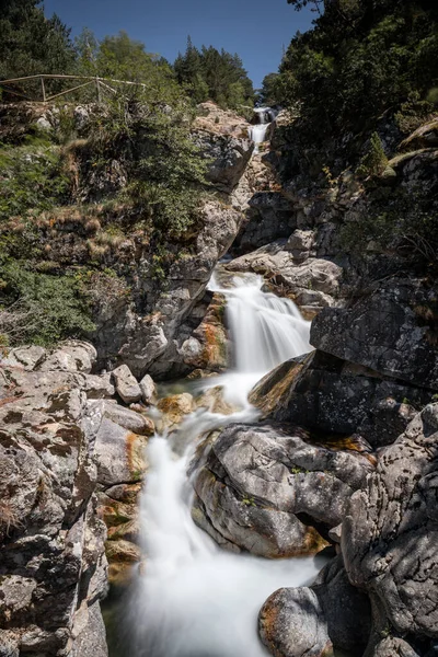 Idyllischer Blick Auf Wasserfall Wald Spanische Pyrenäen Langzeitbelichtungsbild — Stockfoto