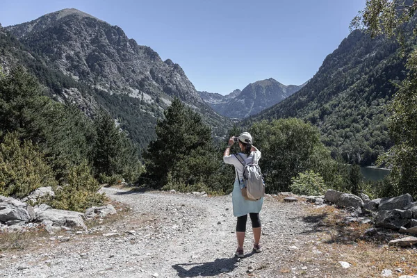Mujer Turista Joven Tomar Una Foto Montaña Con Teléfono Móvil — Foto de Stock