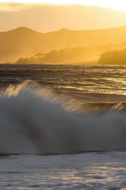 İspanya 'nın Costa Brava' sında rüzgarlı bir günde güzel bir gün batımı.
