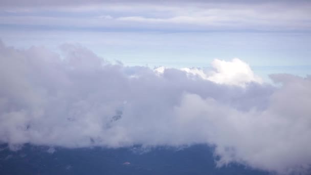 Biały Cumulus Chmury Czas Upływ Materiału Nad Górą — Wideo stockowe